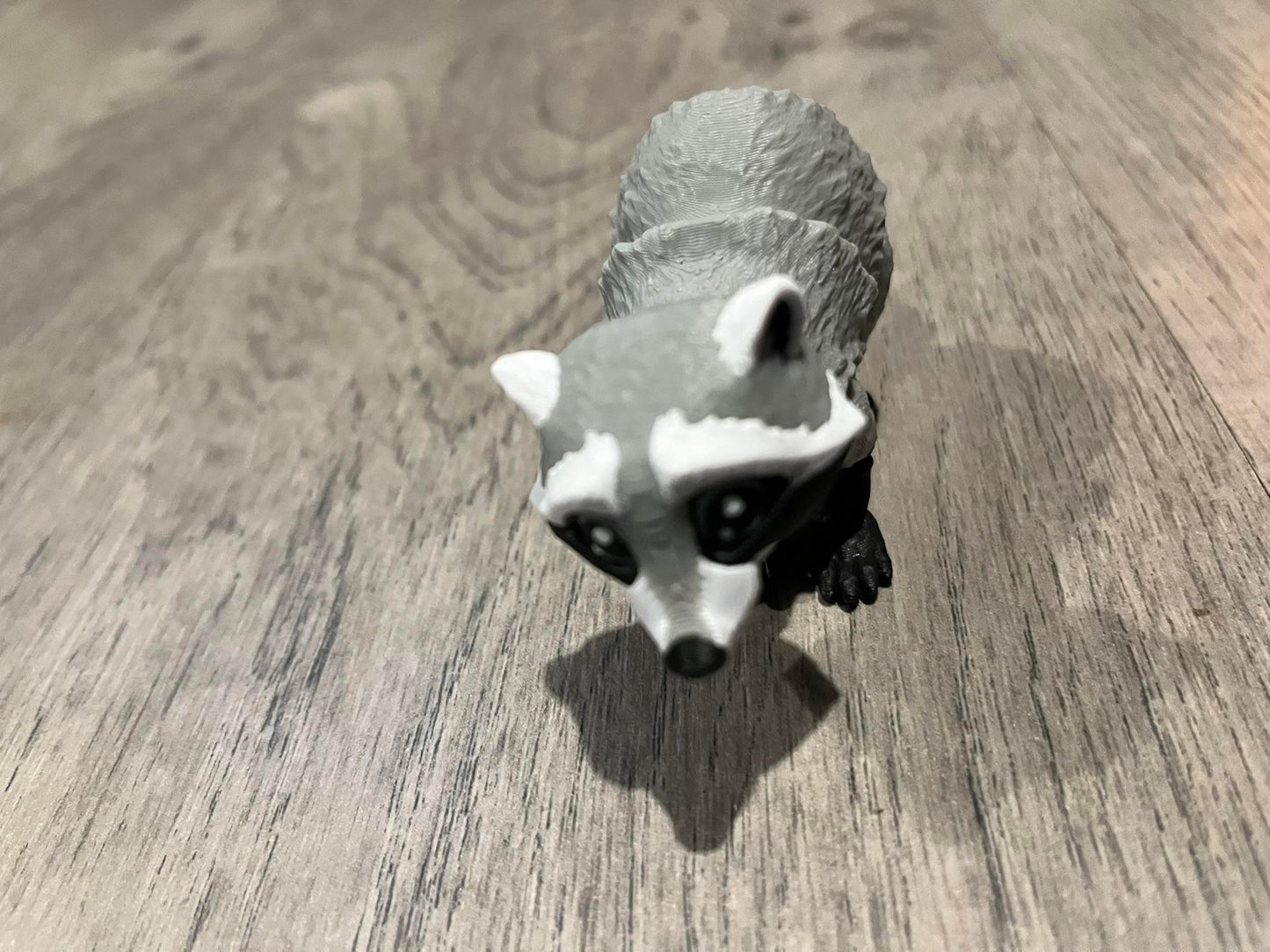 3d printed articulated raccoon figurines - Design by matmiremakes