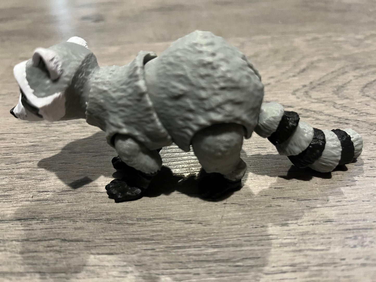 3d printed articulated raccoon figurines - Design by matmiremakes